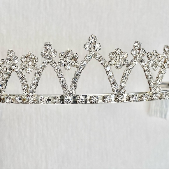 David\'s Bridal Sparkling Silver Rhinestone Tiara main image 7